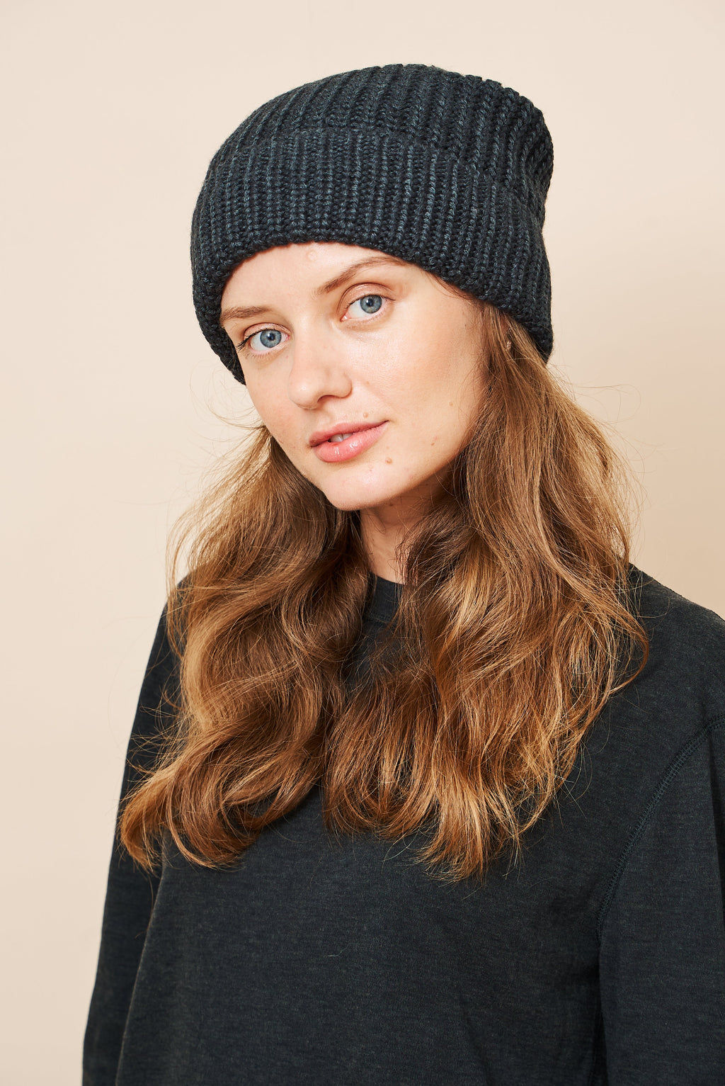 Woman wearing the black self-heating knit beanie hat