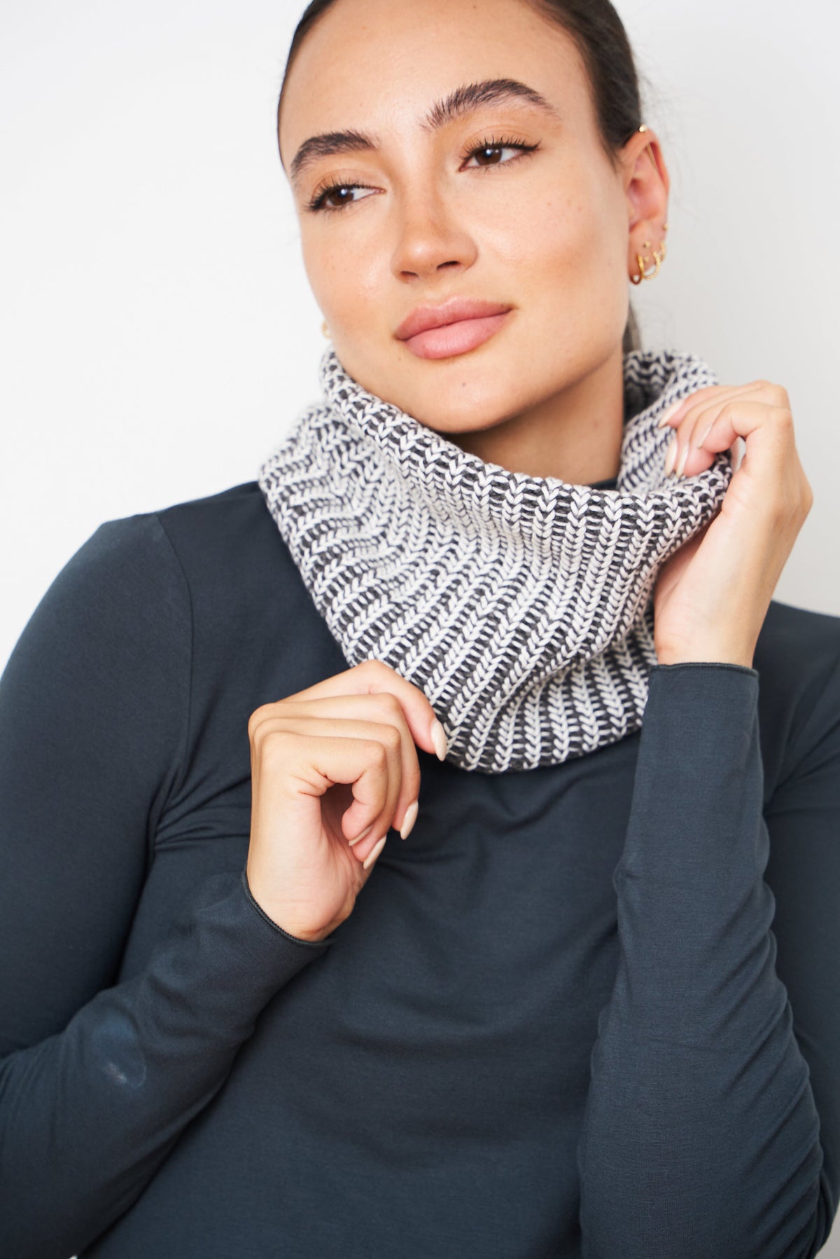 Woman wearing the medium gray and ecru two-tone ribbed wool neck warmer