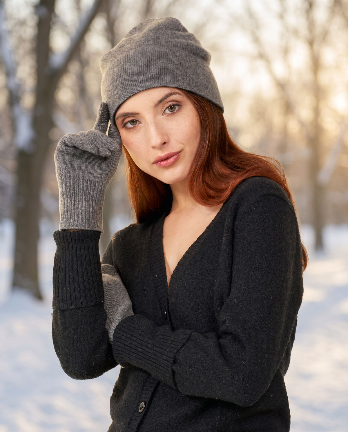 Woman wearing Grey Heather FibreHeat cashmere gloves in a snowy park